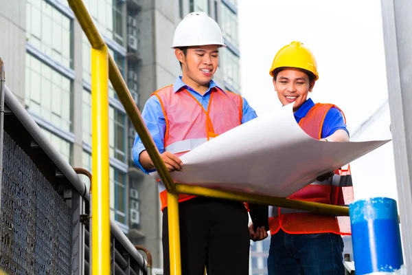 Arquiteto e supervisor no canteiro de obras — Fotografia de Stock