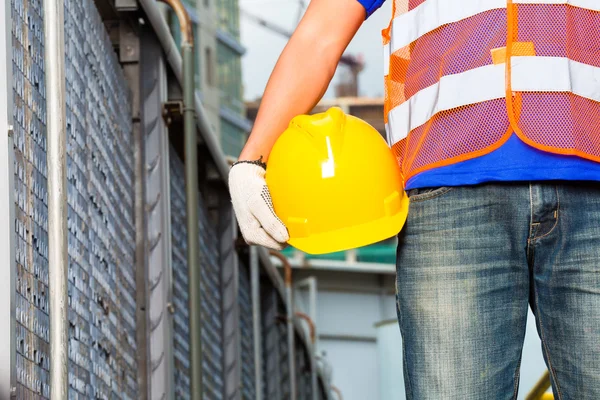 Trabajador en obra con casco — Foto de Stock