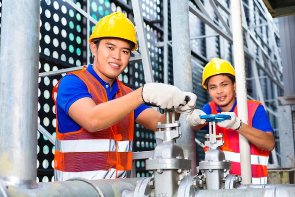 Técnicos ou engenheiros asiáticos trabalhando em válvulas — Fotografia de Stock