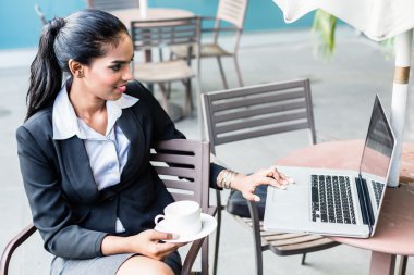 Hint iş kadını laptop ile çalışma
