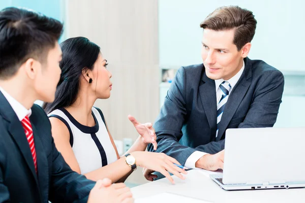 Zakenmensen bespreken project — Stockfoto