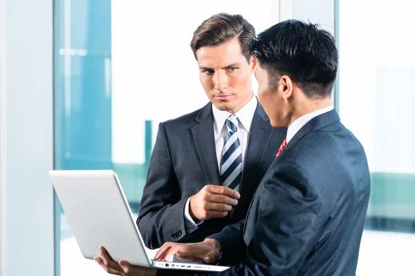 Two Business men with laptop — Stock Photo, Image