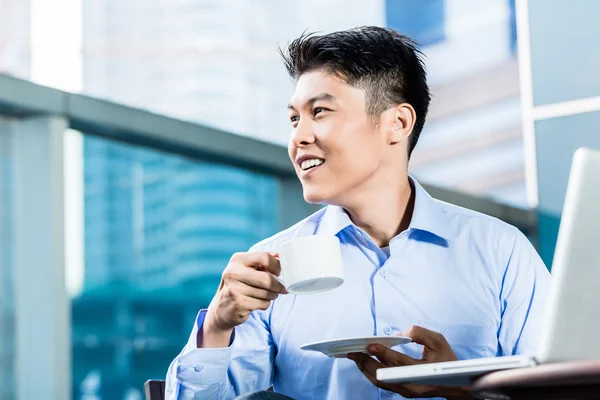 Chinesischer Geschäftsmann mit Kaffee — Stockfoto