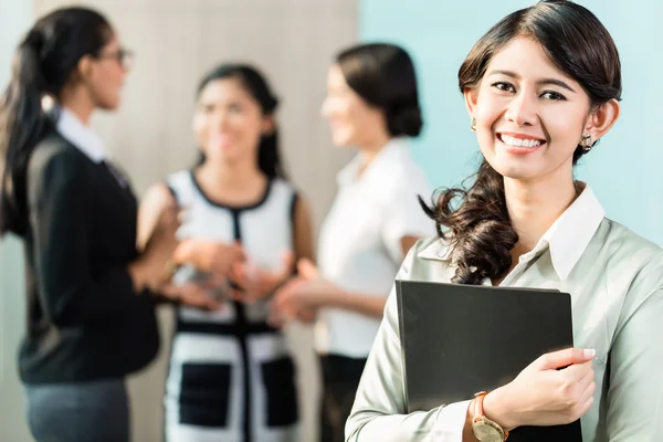 Indonesian Business woman in front of team — Stock Photo, Image