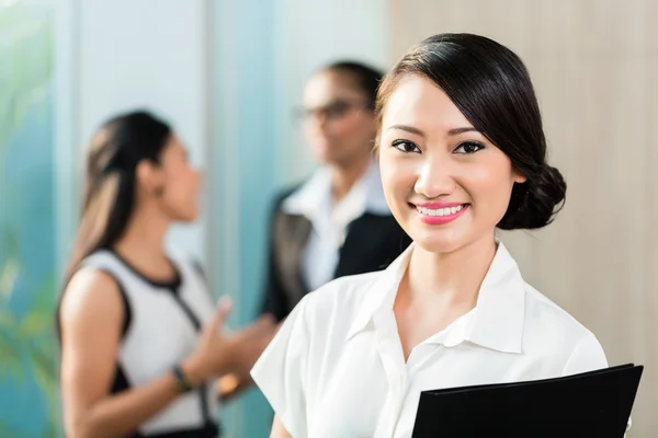 Chinese Business woman in front of team — Stock Photo, Image