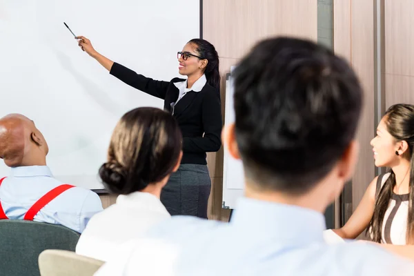 Mujer india en presentación de negocios con equipo —  Fotos de Stock