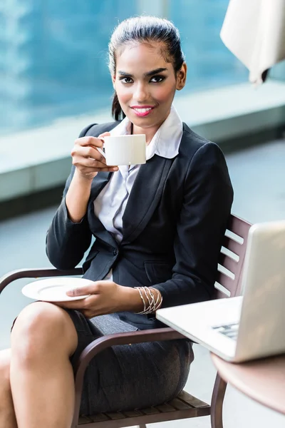 Indische zakenvrouw drinken koffie — Stockfoto