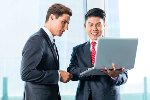 Dois homens de negócios com laptop — Fotografia de Stock