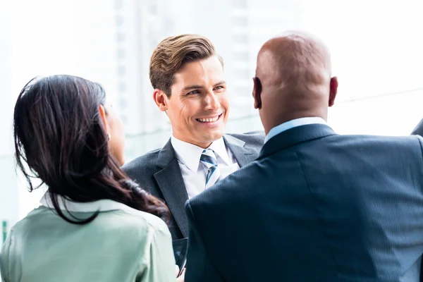 Equipo de negocios mixtos discutiendo al aire libre —  Fotos de Stock