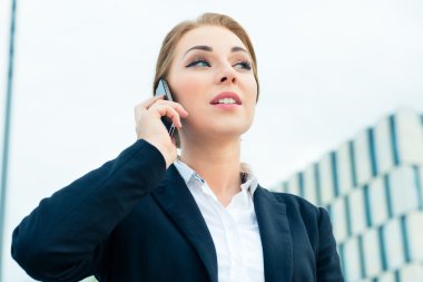 İş telefonda konuşurken kendinden emin iş kadını 