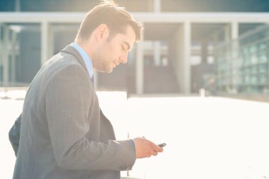 Kendine güvenen işadamı telefon kullanarak açık