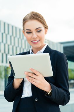 tablet bilgisayar kullanarak iş kadını 