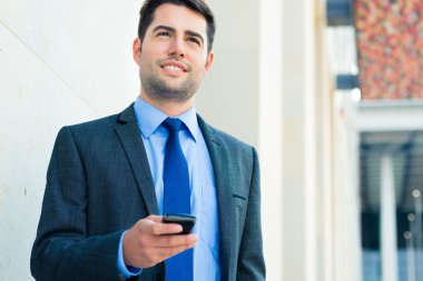 Kendine güvenen işadamı telefon kullanarak açık