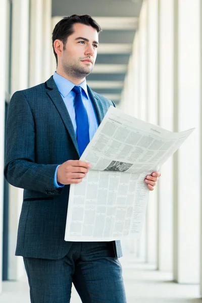 Empresario leyendo periódico de negocios —  Fotos de Stock