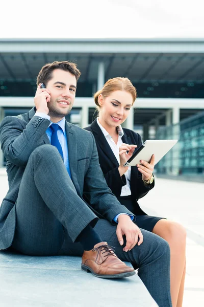 Imprenditori che lavorano all'aperto — Foto Stock