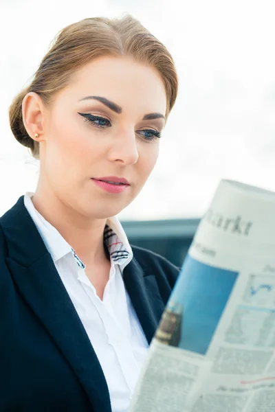 Empresária ler jornal de negócios — Fotografia de Stock