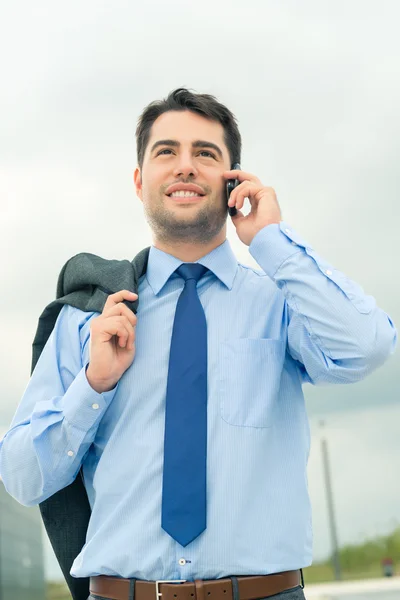 Бизнесмен с помощью телефона в путешествии — стоковое фото