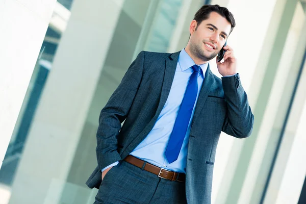 Vertrouwen zakenman buiten met behulp van telefoon — Stockfoto