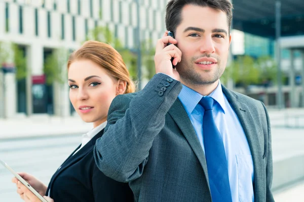 Businesspeople working outdoor — Stock Photo, Image