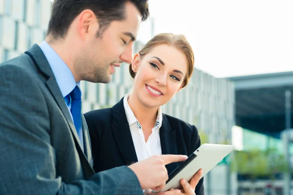 Zakenmensen werken buiten met tablet pc — Stockfoto