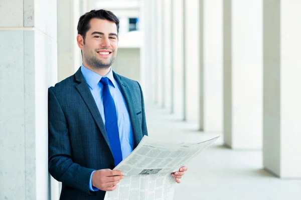 Zakenman zakelijke krant lezen — Stockfoto