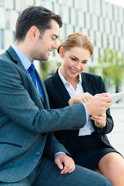 Zakenmensen werken buiten — Stockfoto