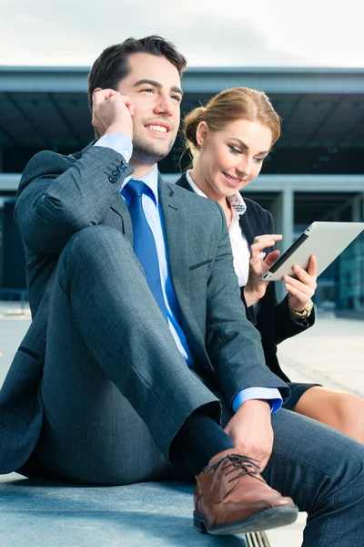 Zakenmensen werken buiten — Stockfoto