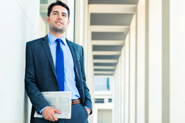 Empresario leyendo periódico de negocios —  Fotos de Stock