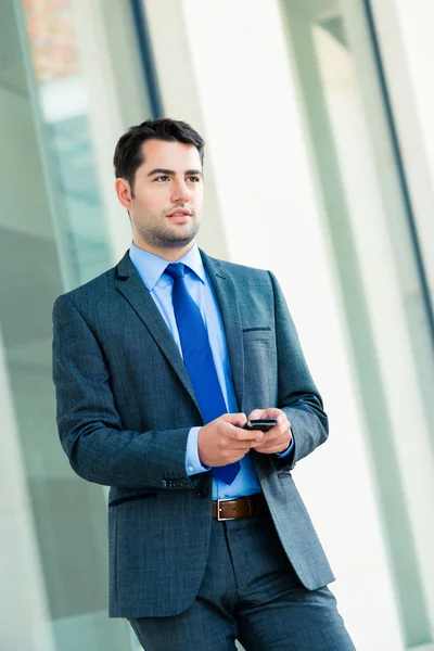 Fiducioso uomo d'affari all'aperto utilizzando il telefono — Foto Stock