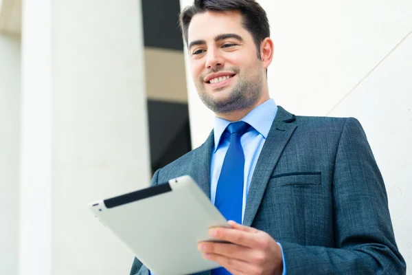 Zakenman met tablet computer — Stockfoto