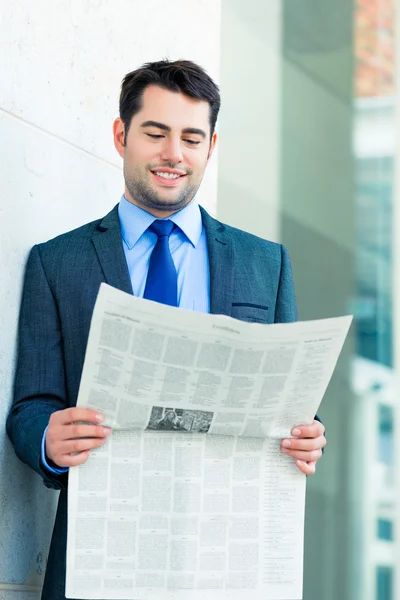 Empresário ler jornal de negócios — Fotografia de Stock