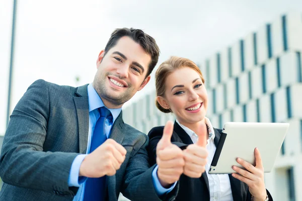 Zakenmensen werken buiten met succes — Stockfoto