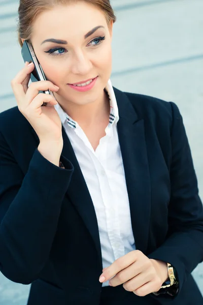 Fiduciosa donna d'affari che parla al telefono aziendale — Foto Stock