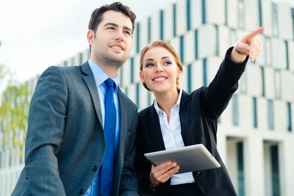 Imprenditori che lavorano all'aperto — Foto Stock