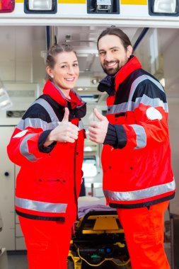 Acil doktor ambulans önünde  