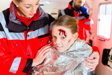 Ambulans yardımcı yaralı kadın