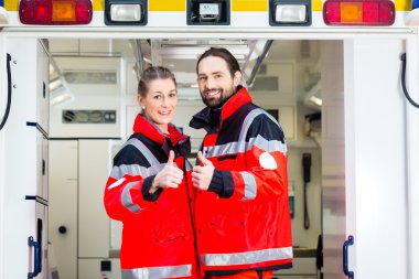Acil doktor ambulans önünde  