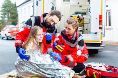 Ambulans doktor yardım yaralı kadın