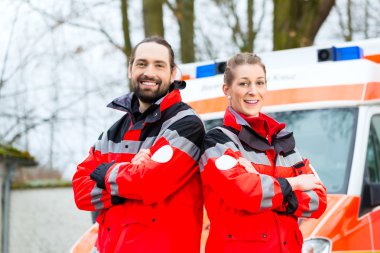 Acil doktor ambulans araba önünde