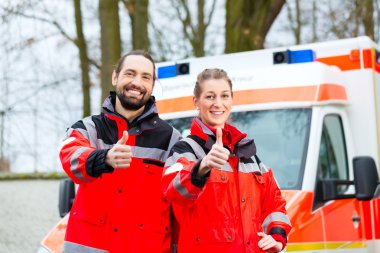Acil doktor ambulans araba önünde