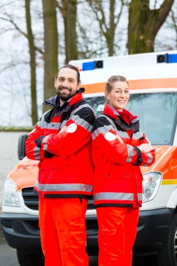 Acil doktor ambulans araba önünde