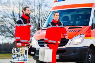 Acil doktor ambulans önünde  