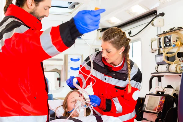 Ambulans att hjälpa skadade kvinnan på bår — Stockfoto