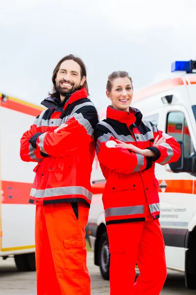 Akuta läkare och sjukvårdare med ambulans — Stockfoto