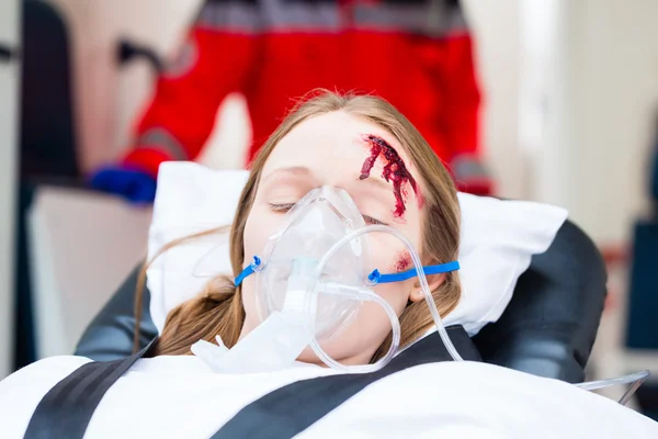 Ambulans membantu wanita terluka di tandu — Stok Foto