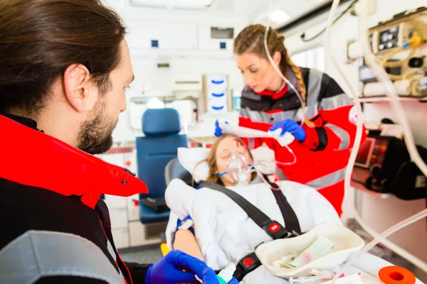 Ambulancia ayudando a la mujer lesionada con la infusión — Foto de Stock