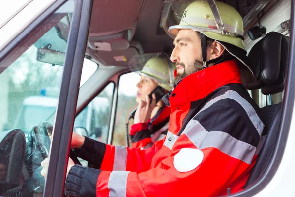 Médico de urgencias y enfermera conduciendo ambulancia —  Fotos de Stock