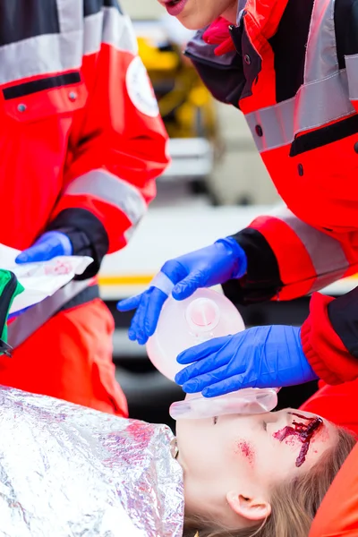 Лікар швидкої допомоги, який дає кисень жертві жінки — стокове фото