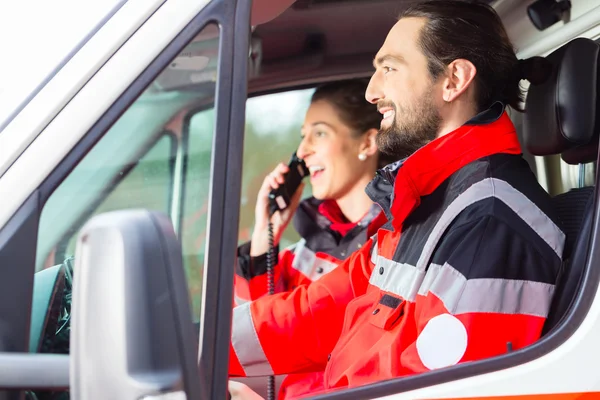 Médico de emergencia conduciendo en ambulancia —  Fotos de Stock