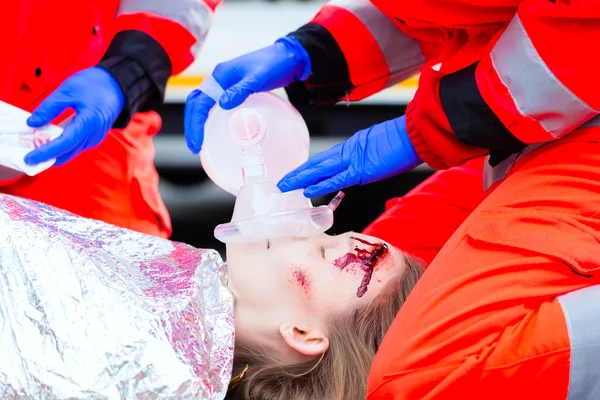 Médecin ambulancier donnant de l'oxygène à la victime féminine — Photo